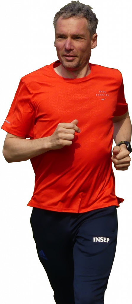 photo-de-face-fond-transparent-yoan-coaching-en-train-de-courir-running-montre-jogging-insep-tshirt-marque-nike